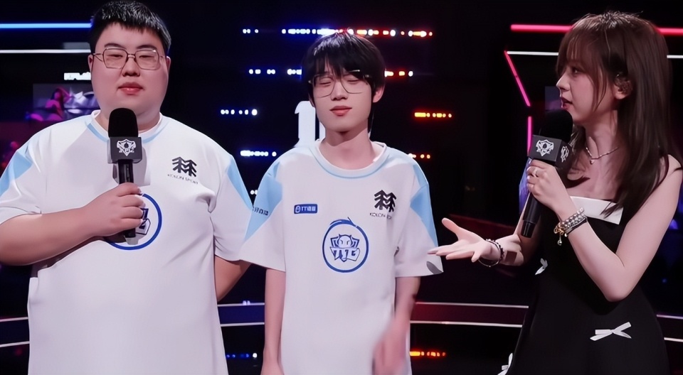IZG7jJ6G2CRgAWsR.jpg