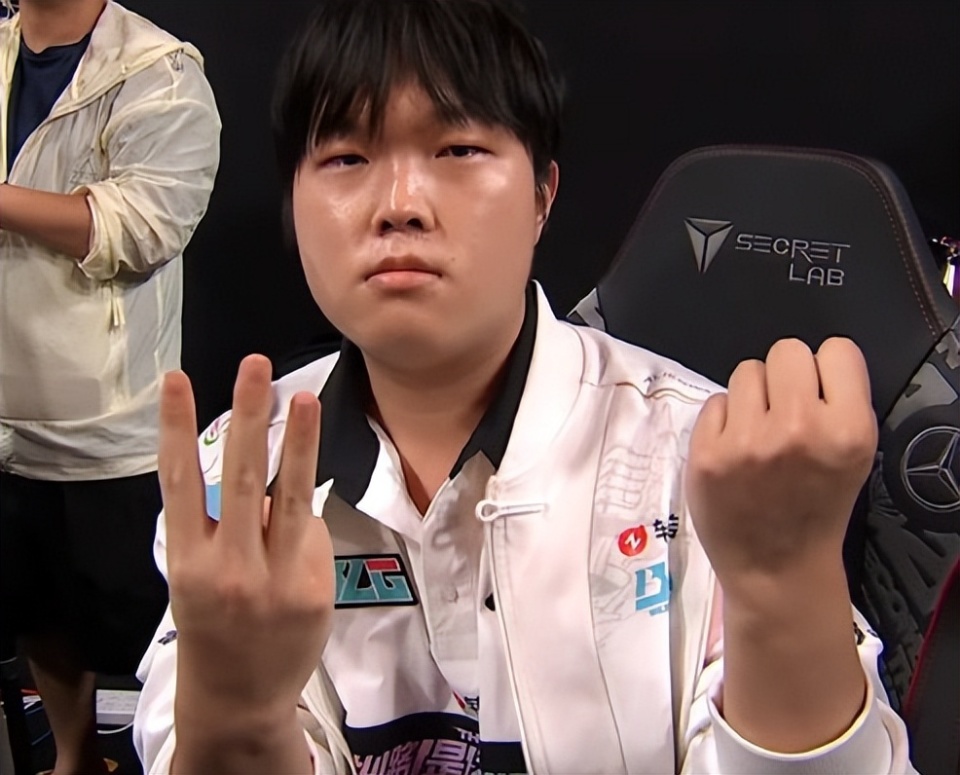 uAajrRAeS8mmv5Id.jpg